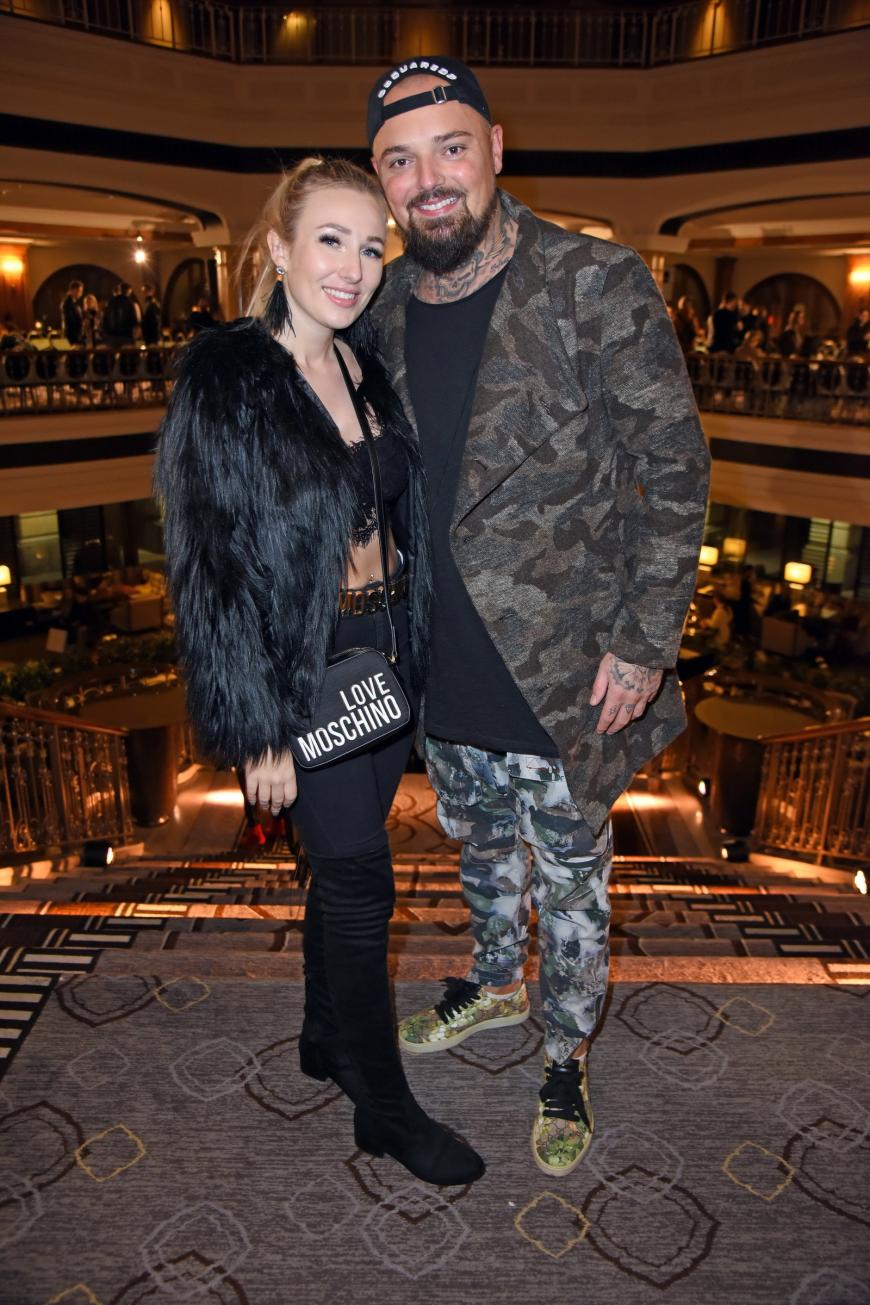 Nik Schroeder ganz lässig mit Freundin Jessica Neufeld bei der Runway Show von Marcel Ostertag.
