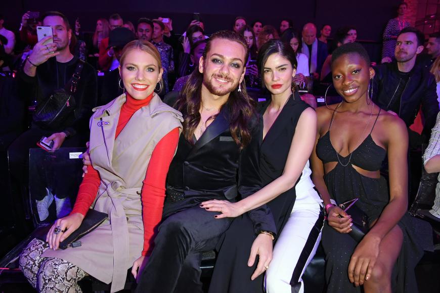 Viviane Geppert, Riccardo Simonetti, Shermine Shahrivar und Toni Loba bei der Maybelline New York-Show.