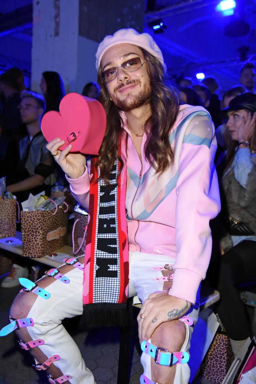 Flippig wie immer: Riccardo Simonetti bei der Show von Designerin Marina Hoermanseder.