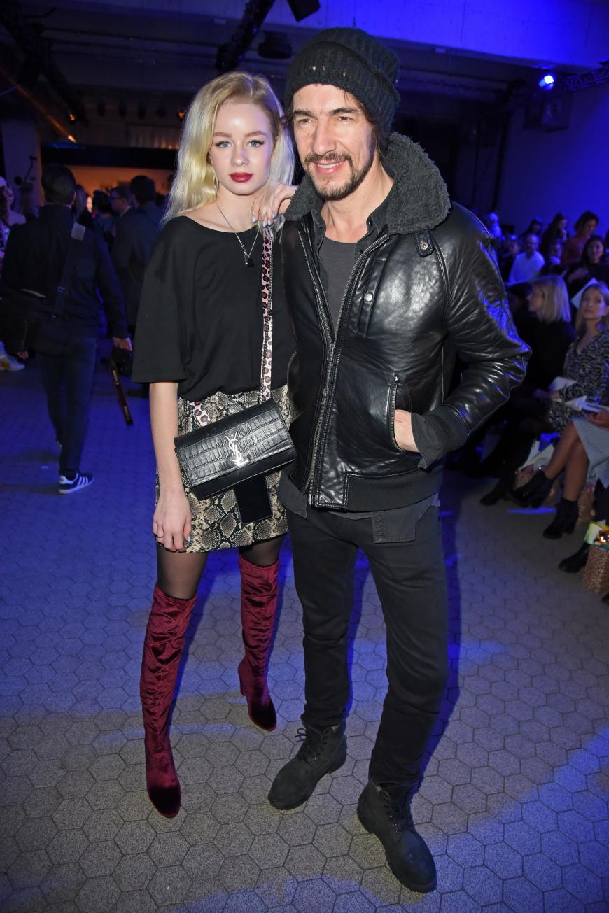 Hier trifft der Schützling auf seinen Mentor. Ex-GNTM-Kandidatin Zoe Saip und Thomas Hayo. Hayo wie immer komplett in Schwarz.