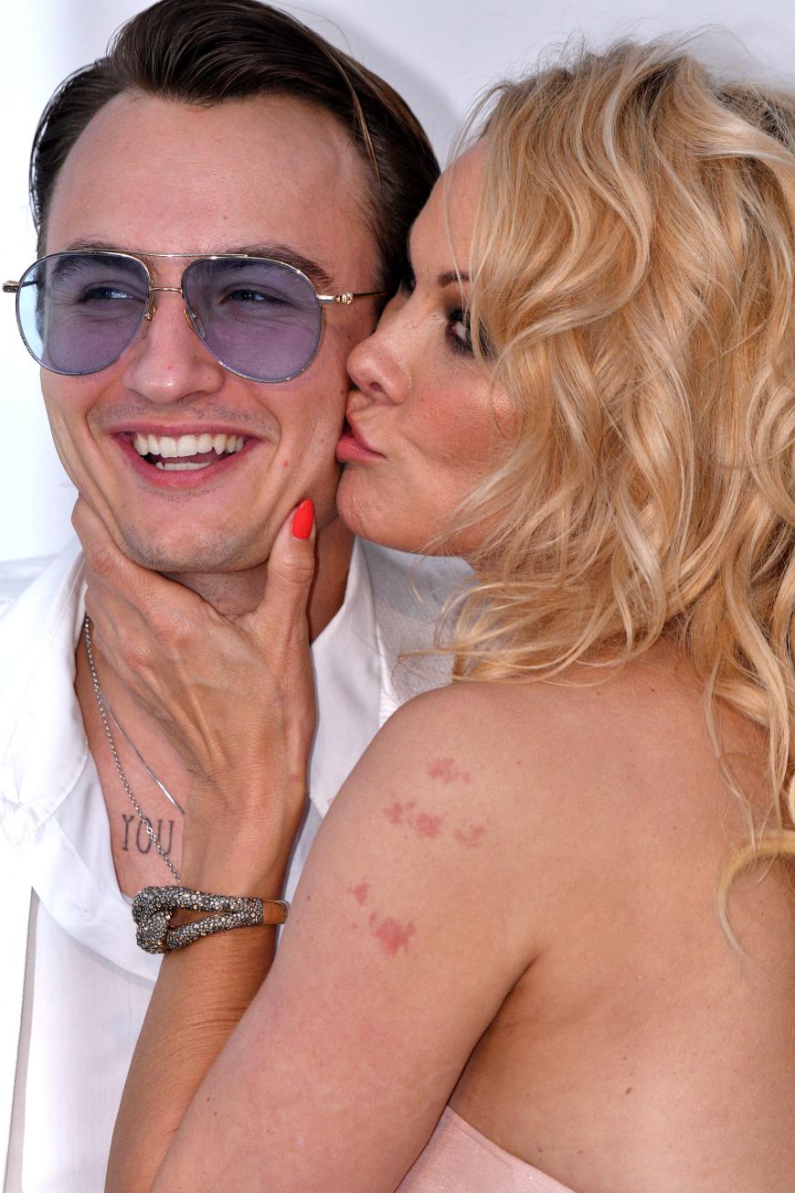 Pamela Anderson hat ihren Sohn Brandon Thomas Lee mitgebracht. Der bekommt erst mal ein Küsschen von Mami auf die Wange gedrückt.