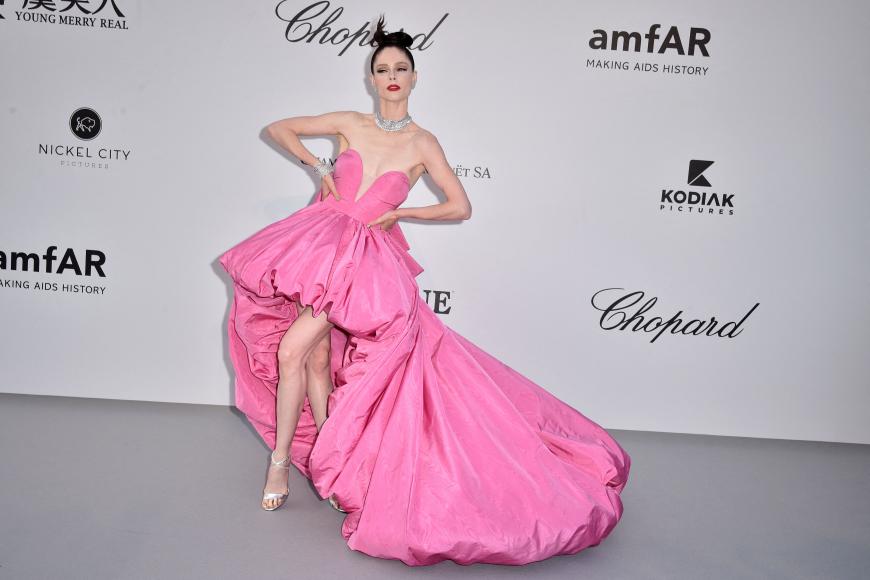 Coco Rocha wirkt in ihrer XXL-Robe extrem zerbrechlich.