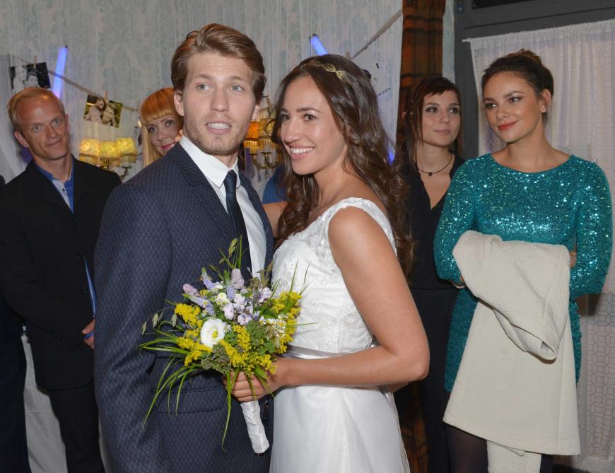 Nur kurz nach der Hochzeit stirbt ihre große Liebe Dominik (Raul Richter) bei einem Unfall.