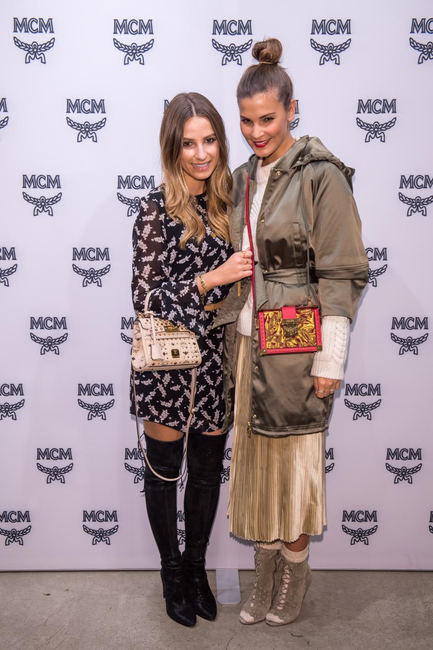 Auch die Bloggerinnen Carolin Vornhof (Pink Fox) und Nina Schwichtenberg (Fashiioncarpet) hatten viel Spaß an diesem Abend.