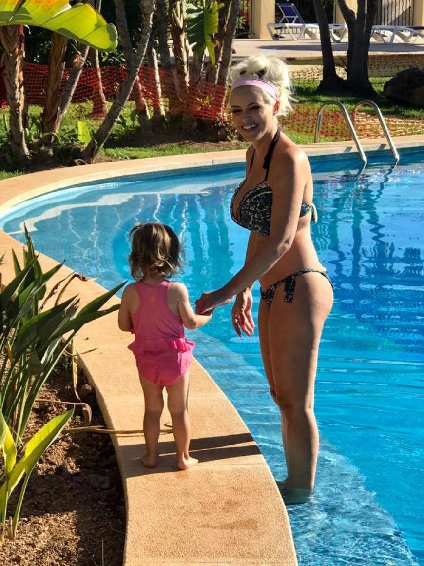 Daniela Katzenberger badet mit der kleinen Sophia auf Mallorca.