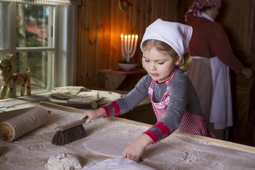 In der Weihnachtsbäckerei! Die kleine Prinzessin Estelle von Schweden freut sich schon auf Weihnachten.