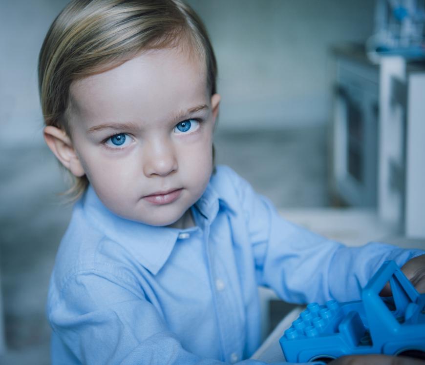 Tiefblaue Augen: Prinz Nicolas lenkt alle Blicke auf sich.