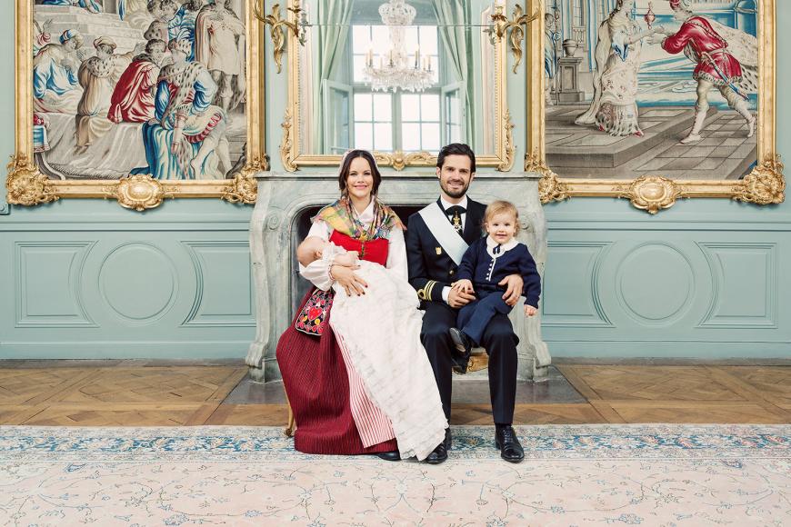 Das offizielle Tauffoto von Sofias und Carl Philips Nesthäkchen Prinz Gabriel - hier noch mehr Bilder von der royalen Taufe sehen!