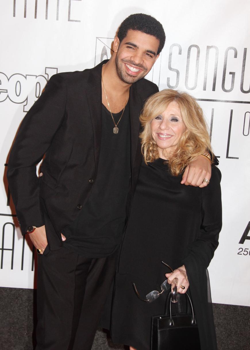 Da wird auch Bad Boy Drake ganz handzahm, wenn er seine Mutter Sandi Graham im Arm hat ...