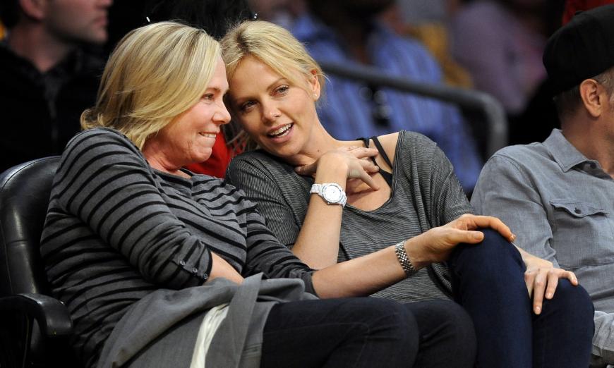 Sehen sich zum Verwechseln ähnlich: Charlize Theron (r.) mit Mama Gerda