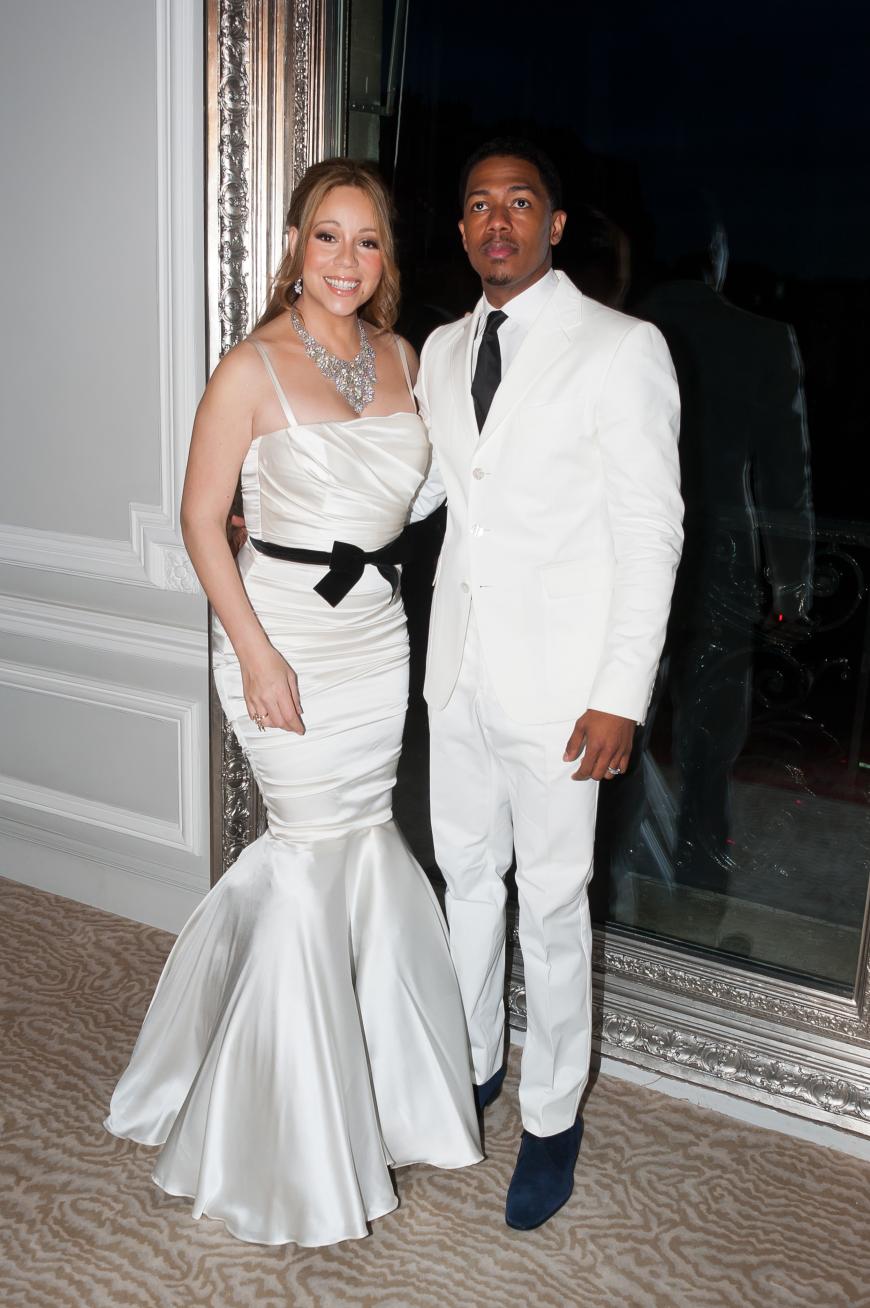 Zehn Jahre nach ihrer ersten Scheidung wagte Mariah Carey erneut den Schritt vor den Traualtar - dieses Mal mit Nick Schauspieler Nick Cannon. Still und heimlich gaben sich die beiden 2008 auf den Bahamas das Ja-Wort. Vier Jahre später, nach der Geburt ihrer Zwillinge Moroccan und Monroe, heirateten die beiden erneut ganz romantisch in Paris unterm Eifelturm. Dazu trug Mariah ein enges, elfenbeinfarbenes Meerjungfrauen-Kleid mit schwarzer Schleife an der Taille und auffälligen Schmuck. 2016 wurde auch diese Ehe geschieden.