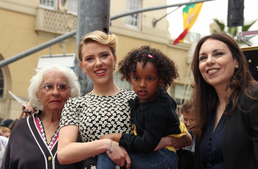 Familienbande: Scarlett Johansson (2.v.l.) mit Großmutter Dorothy (l.), Schwester Fenan (2.v.r.) und Mutter Melanie Sloan (r.)