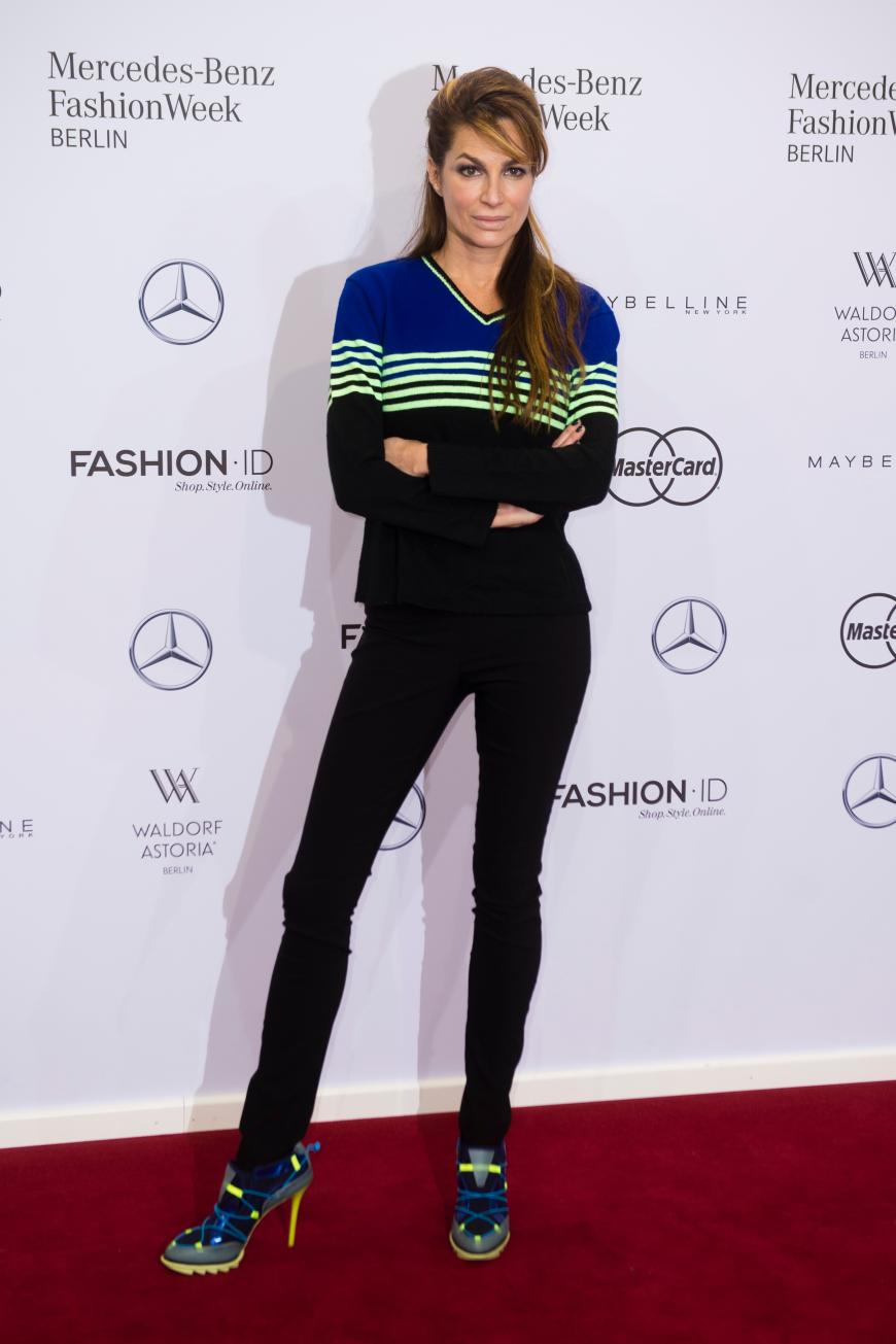 Was will uns Alexandra Kamp mit diesem Look sagen? Wir wissen es nicht so recht. Vielleicht, dass sie mega-sportlich ist. Wow. Höhepunkt im negativen Sinne: die Schuhe!