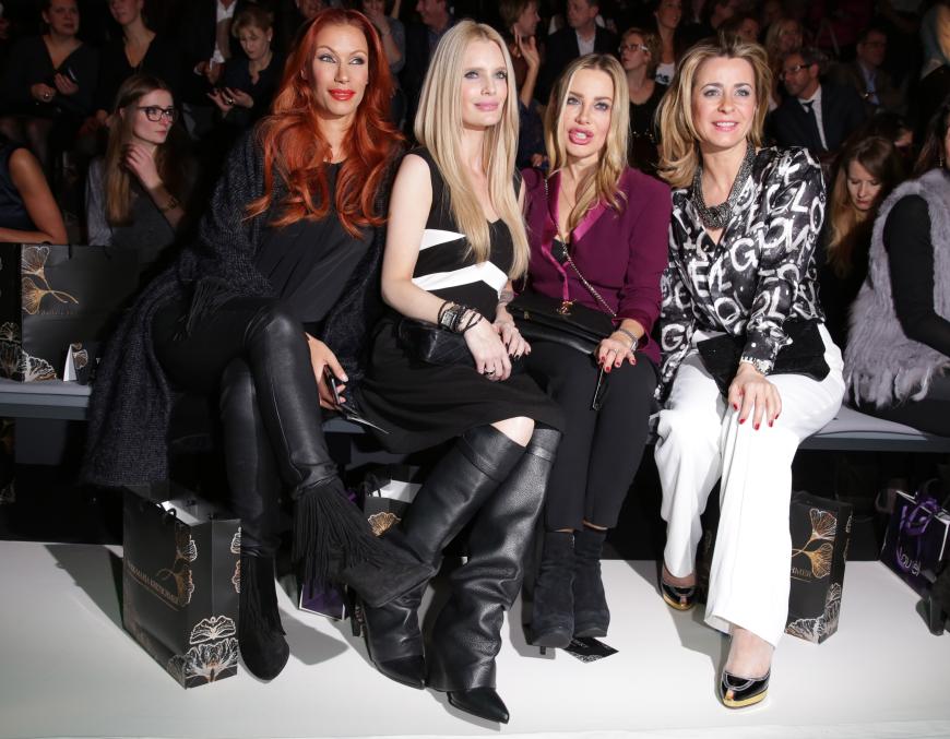 Front Row bei Guido Maria Kretschmer: Yasmina Filali, Mirja du Mont, Xenia Seeberg und Bettina Kramer (v.l.).