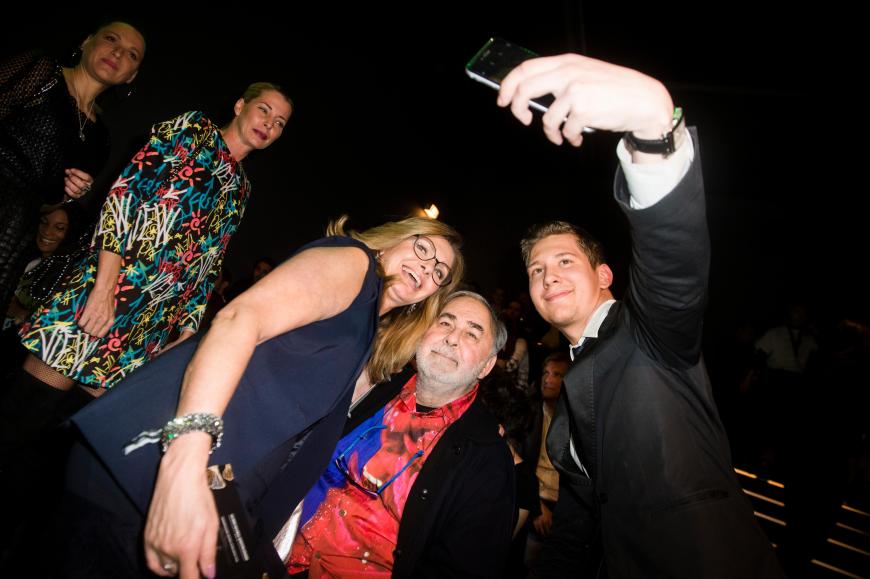 Smile! Maren Gilzer, Udo Walz und ein Gast machen Selfies bei der Show von Guido Maria Kretschmer.