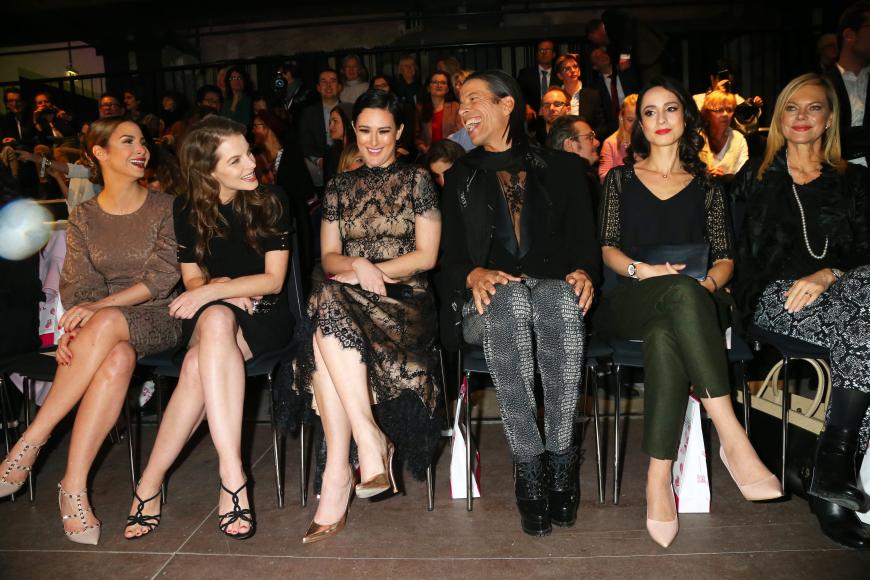 Yvonne Catterfeld (l.) und Jorge Gonzalez (r.) hatten die Ehre, neben Rumer Willis zu sitzen.