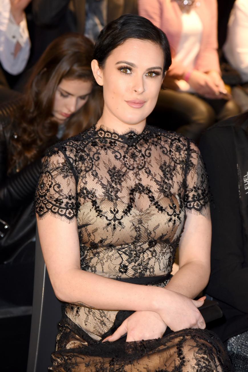 Tag 4 auf der Fashion Week Berlin: Aus den USA angereist für den Lavera Showfloor ist Rumer Willis. Die Tochter von Bruce Willis und Demi Moore bezauberte in einem zarten Transparent-Outfit aus schwarzer Spitze.