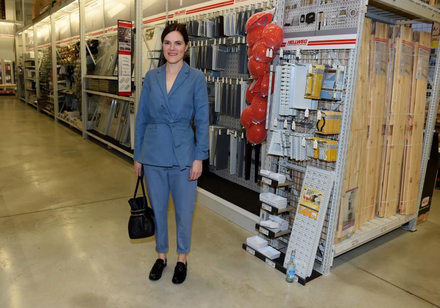 Die Schau von Perret Schaad fand im Baumarkt statt. Schauspielerin Fritzi Haberlandt posiert artig für die Fotografen.
