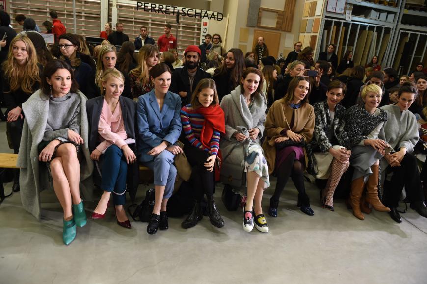 Die Baumarkt-Front-Row bei Perret Schaad: Nadine Warmuth, Anna Maria Mühe, Fritzi Haberlandt, Aino Laberenz, Julia Malik, Eva Padberg, Christiane Paul, Susann Atwell und Sarali