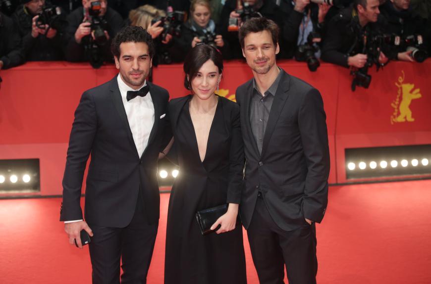 Was für ein Trio! Elyas M Barek mit Sibel Kekilli und Florian David Fitz bei der Eröffnungsgala der Berlinale