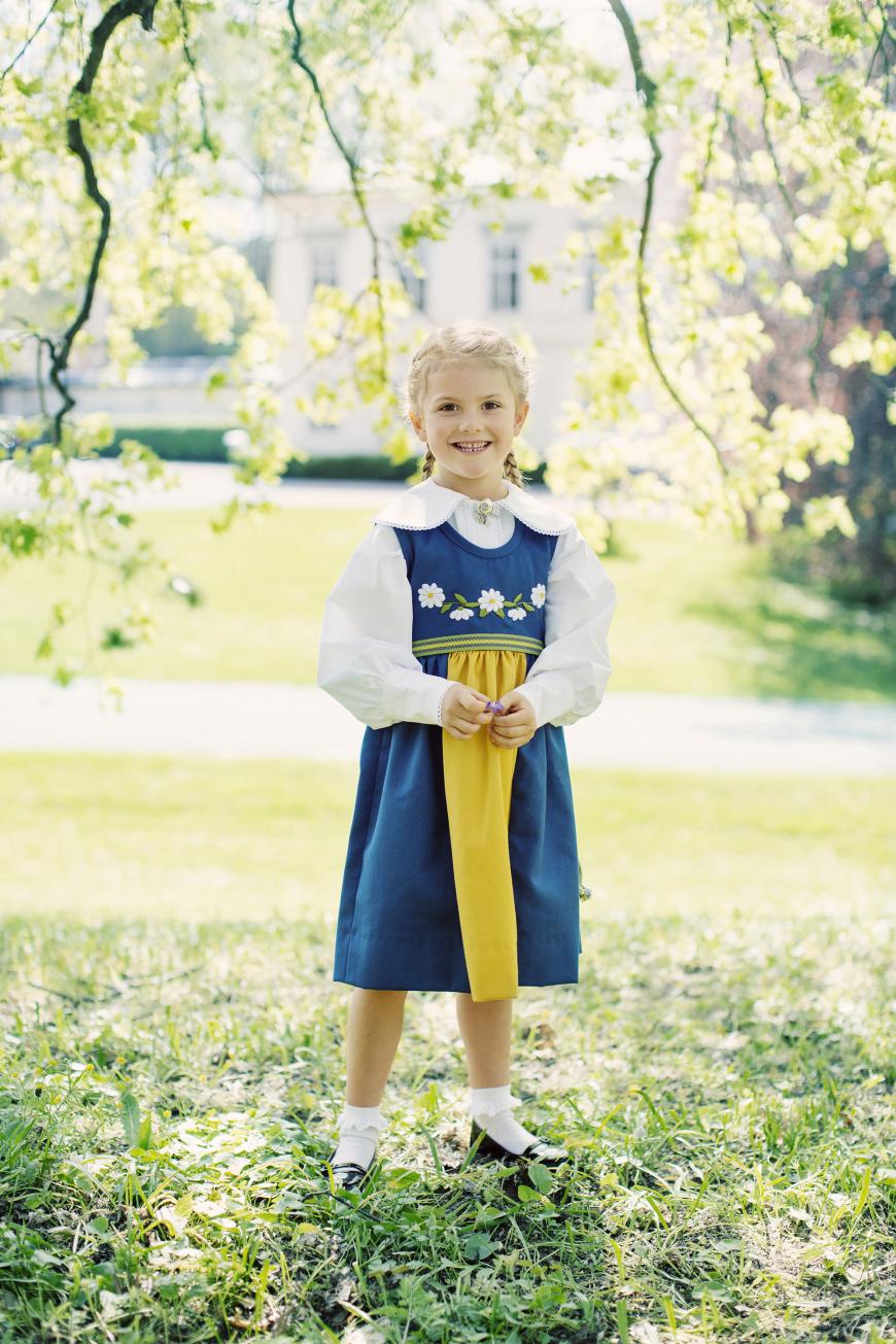 Die kleine Estelle zeigt sich im traditionellen Festtagslook zum schwedischen Nationalfeiertag.