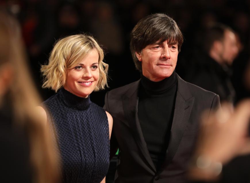 Wer ist die hübsche Blondine an seiner Seite? Die Begleitung von Bundestrainer Joachim Löw war das Tuschelthema des Abends. Löw hatte sich erst vor wenigen Monaten von seiner Ehefrau Daniela getrennt.