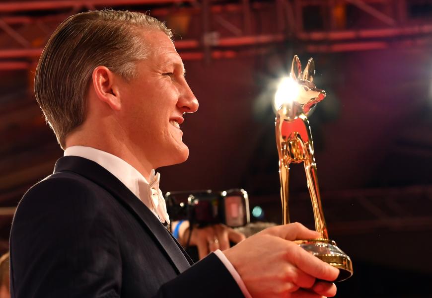 Stolz wie Oskar: Bastian Schweinsteiger mit seinem Bambi