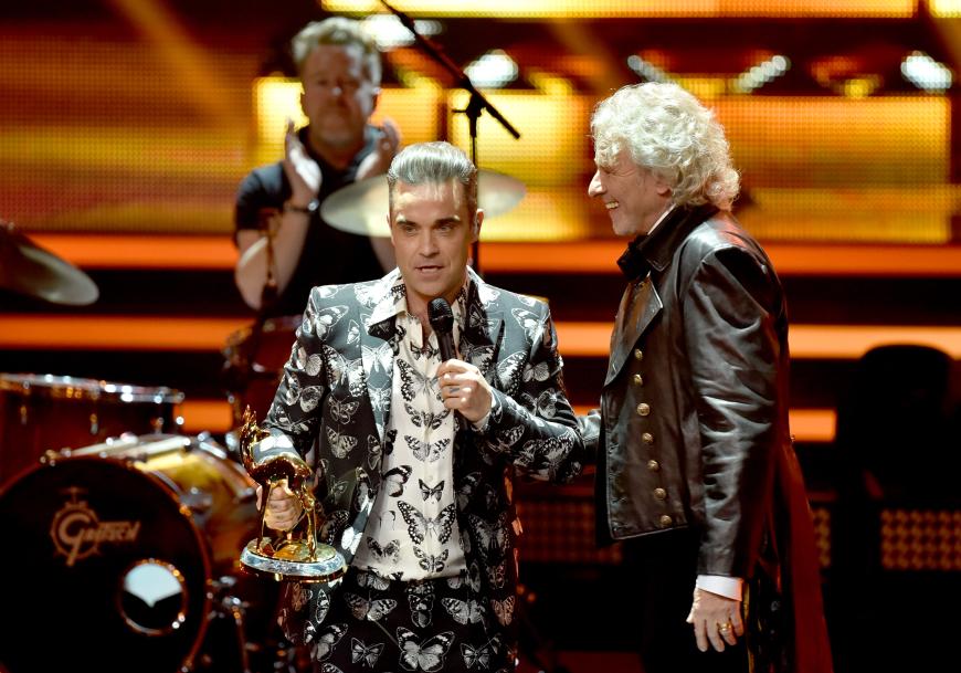 Robbie Williams überzeugte in der Publikumswahl und bekam seinen Bambi von Thomas Gottschalk überreicht.