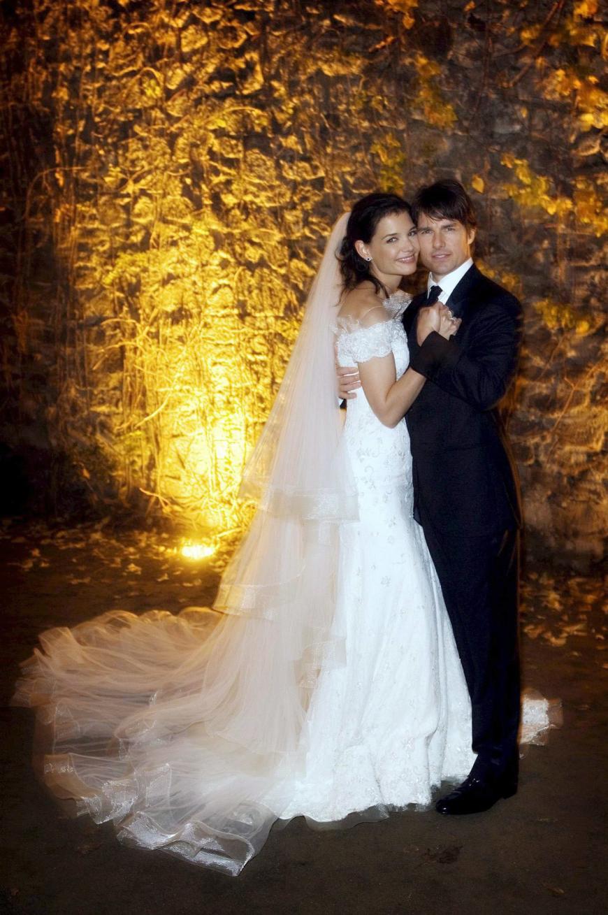 2006 gaben sich Katie Holmes und Tom Cruise im italienischen Bracciano das Ja-Wort - und die hübsche Schauspielerin sah umwerfend aus. Für ihren besonderen Tag trug sie ein Hochzeitskleid von Giorgio Armani, das mit einem langen Schleier, Valenciennes-Spitze, Kristallen und aufwendigen Stickereien alle Blick auf sich zog. 2012 ließ sich das Paar wieder scheiden.