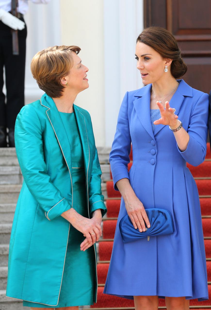 Königsblau trifft Türkis: Worüber Herzogin Kate und Elke Büdenbender (Frau des Bundespräsidenten) hier wohl plaudern?