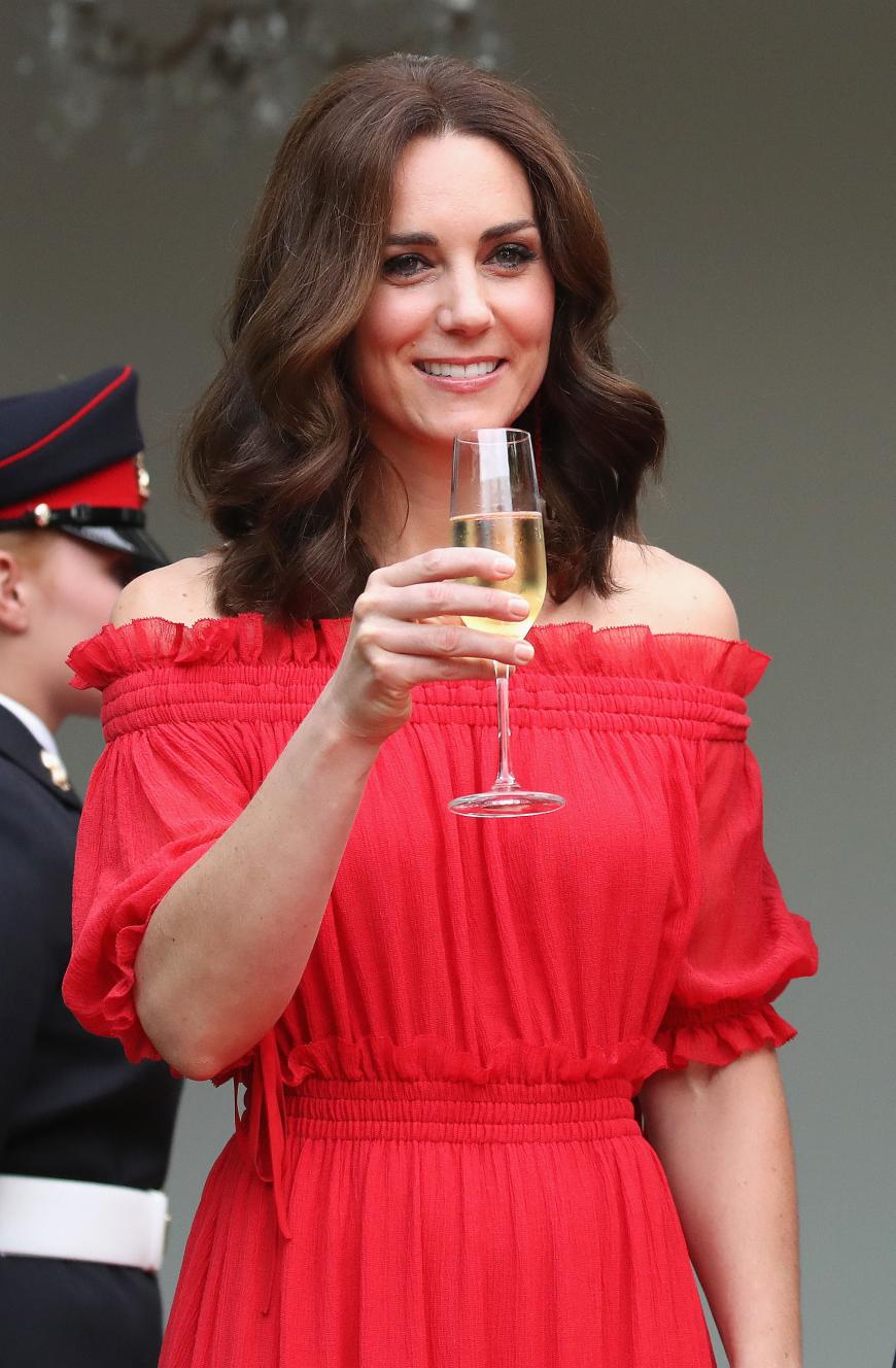 Na dann Prost! Kate feiert mit offener Mähne und schulterfreiem Carmen-Kleid den Abschluss von Tag 1 in der britischen Botschaft.