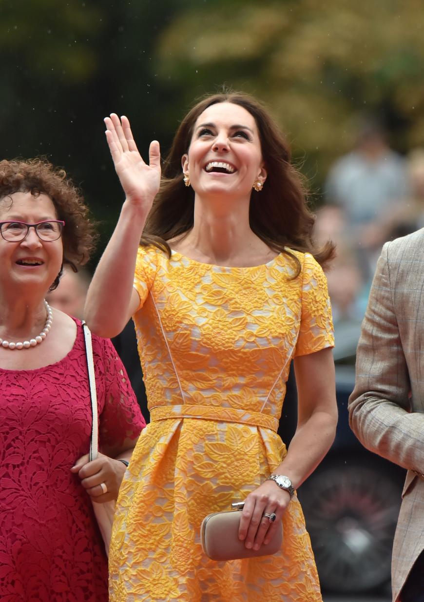 Nachdem sie gestern Königsblau und Rot trug, hat sich Herzogin Kate an Tag 2 für ein zauberhaftes gelbes Sommerkleid entscheiden. Und trotz des Nieselregens ist die Stimmung der Duchess of Cambridge ungetrübt.
