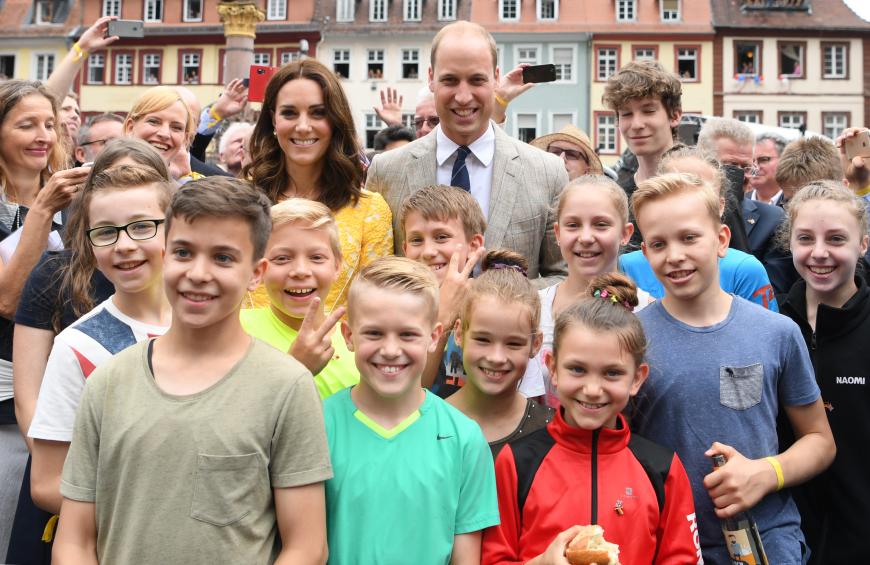 Die Kinder von Heidelberg posieren happy mit den britischen Royals.