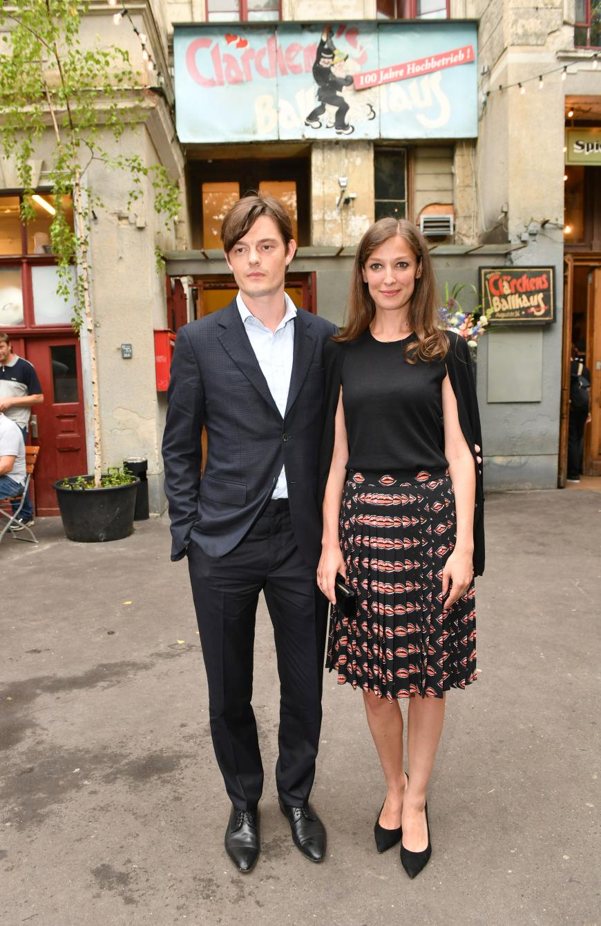 Auch sie waren gekommen, um mit Kate und William anzustoßen: der britische Schauspieler Sam Riley und seine Frau, die deutsche Schauspielerin Alexandra Maria Lara.