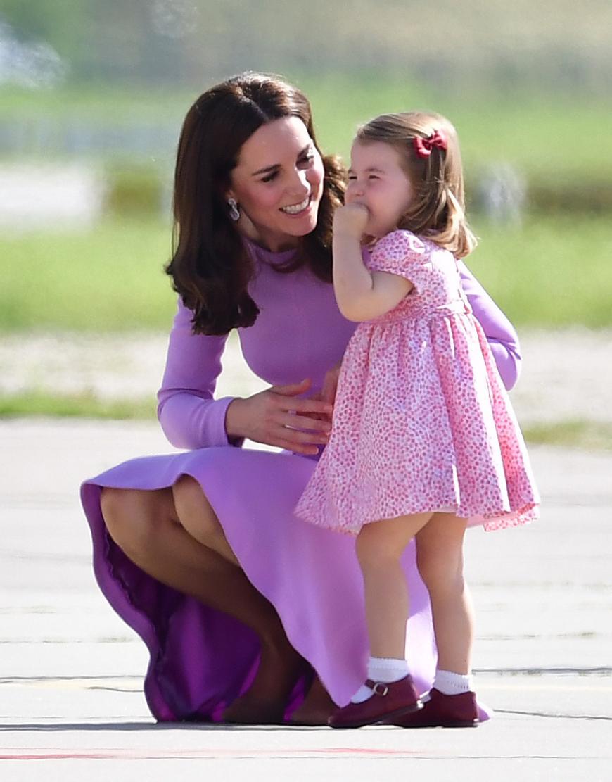 Zum Abschluss des Deutschland-Trips sind auch die Royal Kids wieder mit am Start! Herzogin Kate und Tochter Charlotte sehen in ihren farblich perfekt abgestimmten Outfits bezaubernd aus.