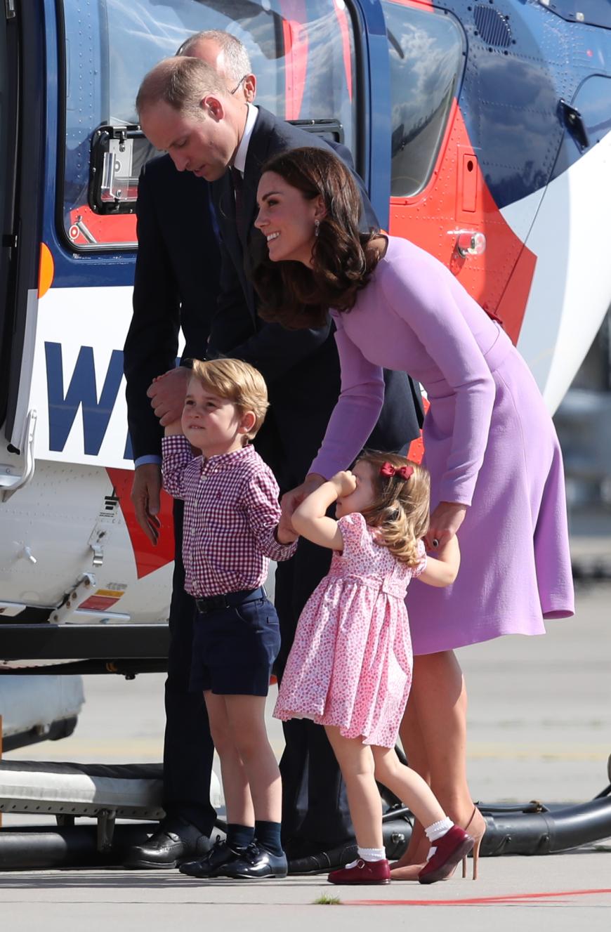 Für Prinz George und Charlotte sind auch Hubschrauber ein Highlight, wobei die Laune der kleinen Prinzessin hier eher gerade im Keller zu sein scheint ;-)