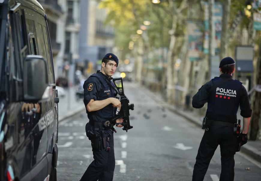 Polizisten sichern den Tatort auf den Las Ramblas, wo 13 Menschen getötet worden.