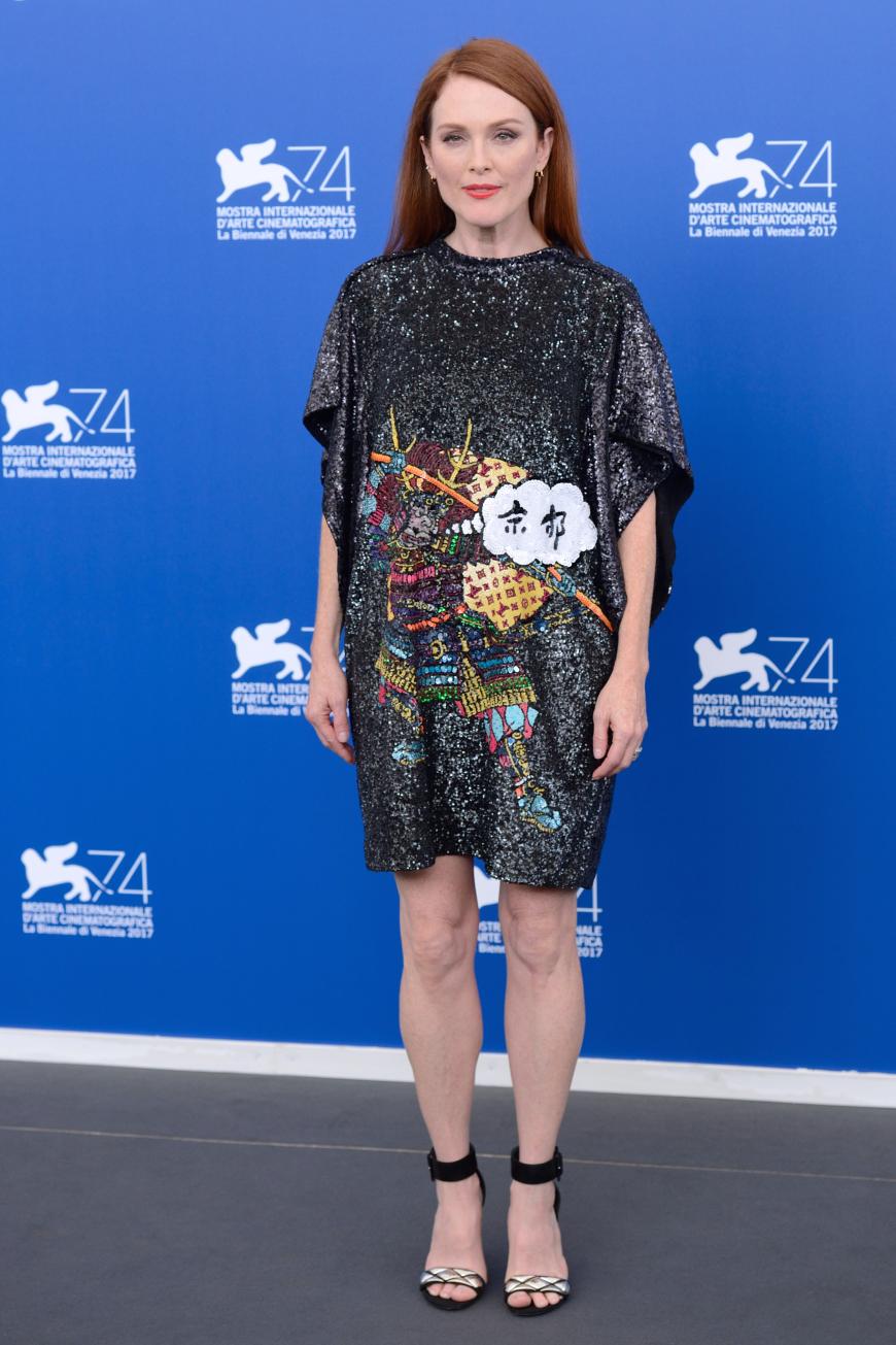 Julianne Moore trotze dem Glamour-Look und rockte den Red Carpet im pailettenbesetzten Comic-Minikleid. Daumen Hoch dafür!