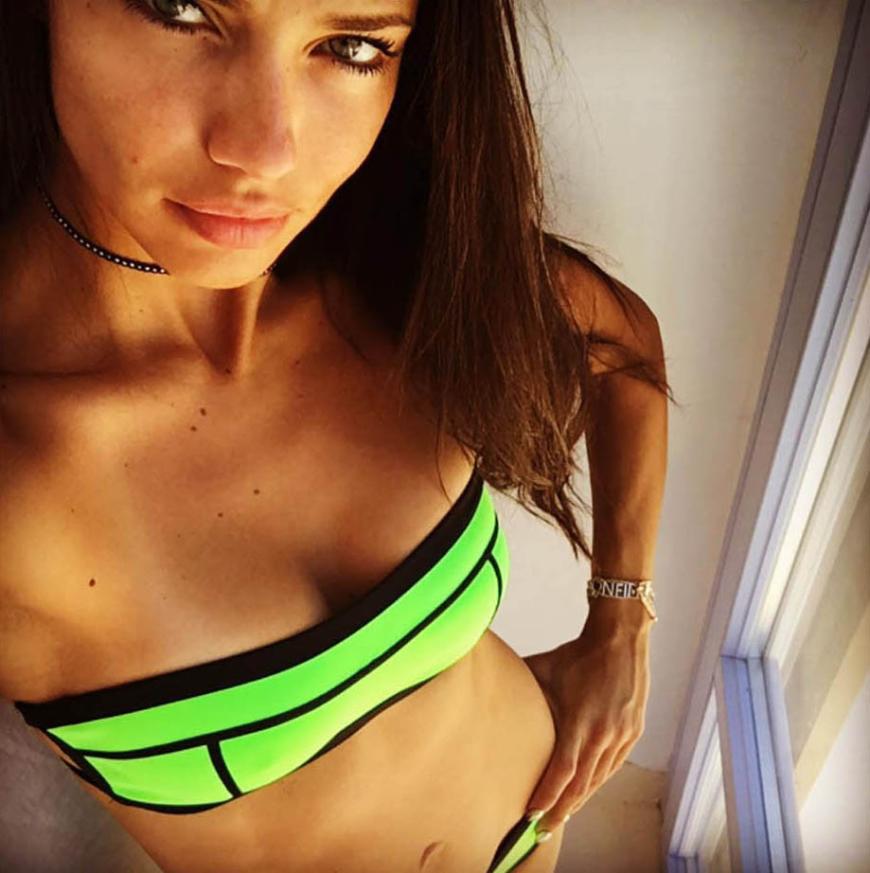 Adriana Lima präsentiert per Selfie ihren neongrünen Bikini