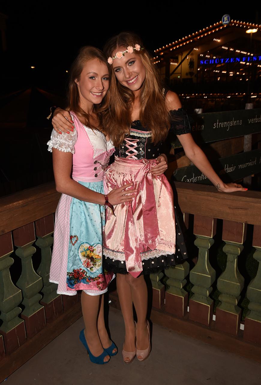 Mei, san die liab: Alena Gerber (r.) und ihre Schwester Deborah posieren in mädchenhaften Dirndls am Balkon des Käferzelts beim Almauftrieb.