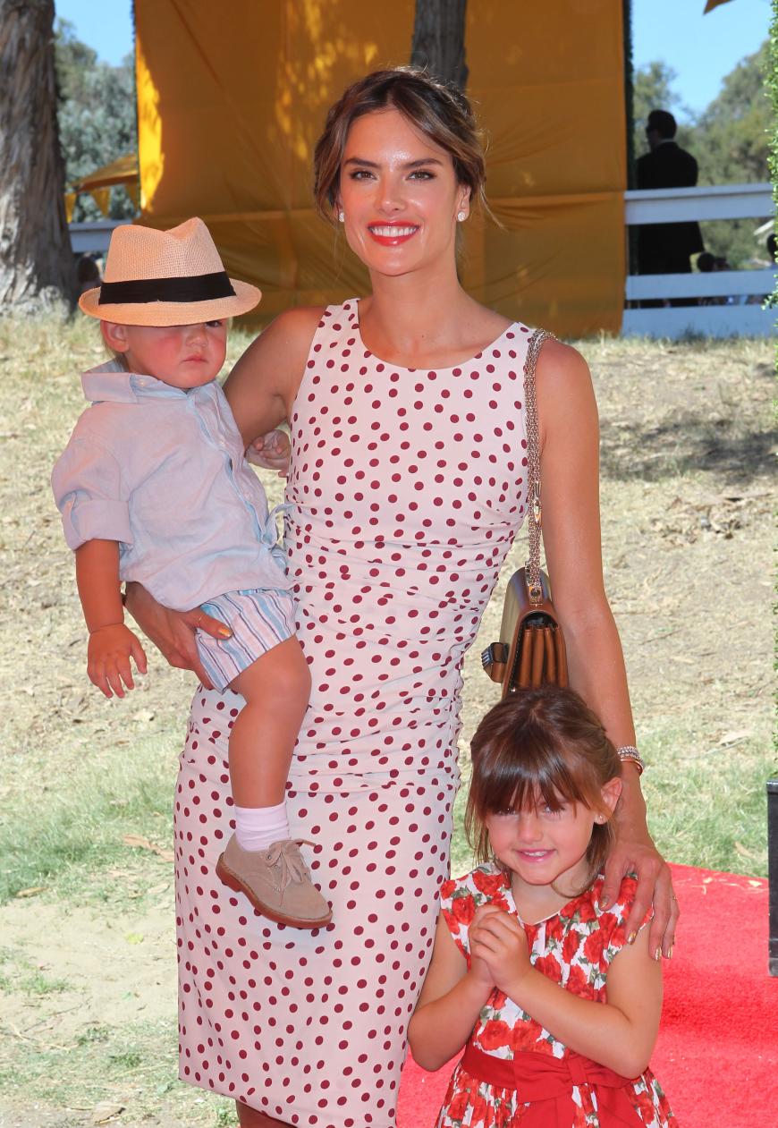 Happy Family - fehlt nur noch Papa Jamie Mazur! Alessandra Ambrosio mit ihren Kids Anja Louise und Noah Phoenix.