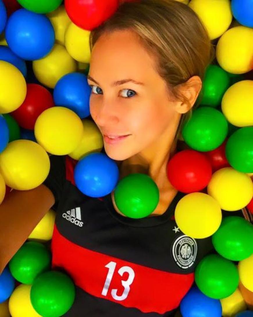 Fan von Thomas Müller: Alessandra Meyer-Wölden trägt die Nummer des Nationalspielers auf ihrem Trikot.