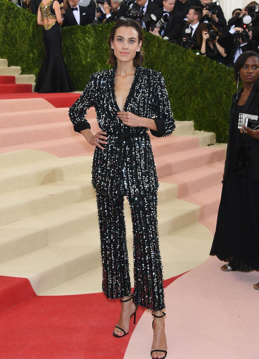 Große Anzug-Liebe überkommt uns bei dem glitzernden Zweiteiler von Thakoon, den Alexa Chung trug.