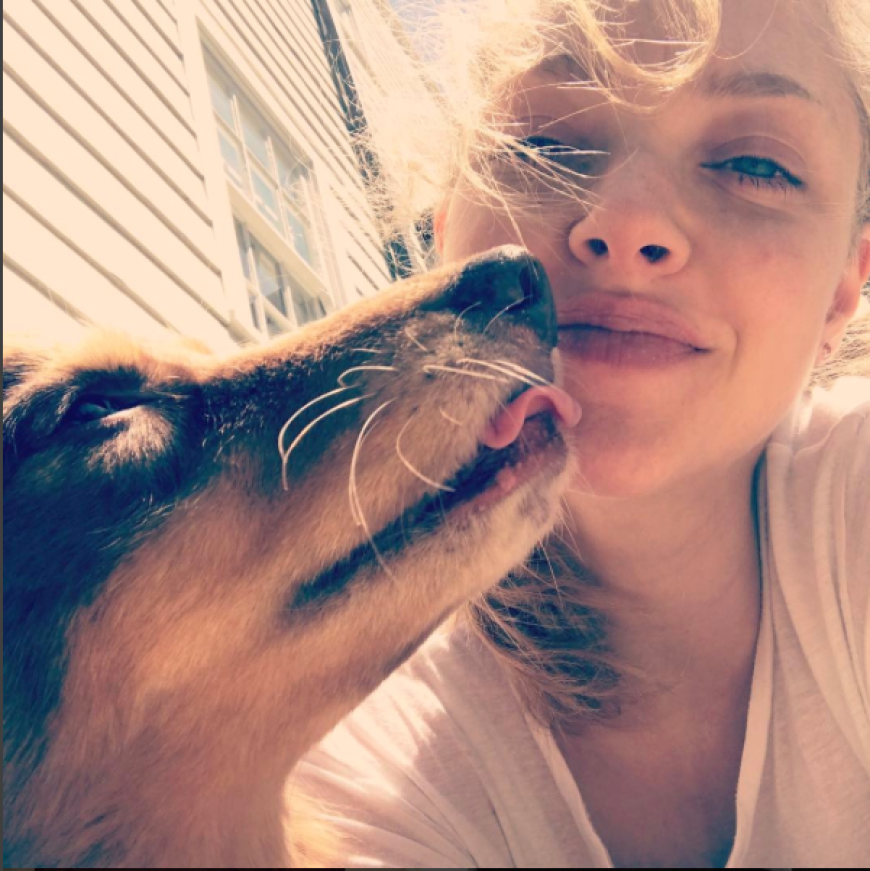 Auch Amanda Seyfried postete einen Schnappschuss auf Instagram mit ihrer ganz besonderen Liebe...und ohne Make-up! Ihrem Hund scheint es zu gefallen und wir finden auch, dass sie die ganzen Schönheitsbehandlungen gar nicht nötig hat.