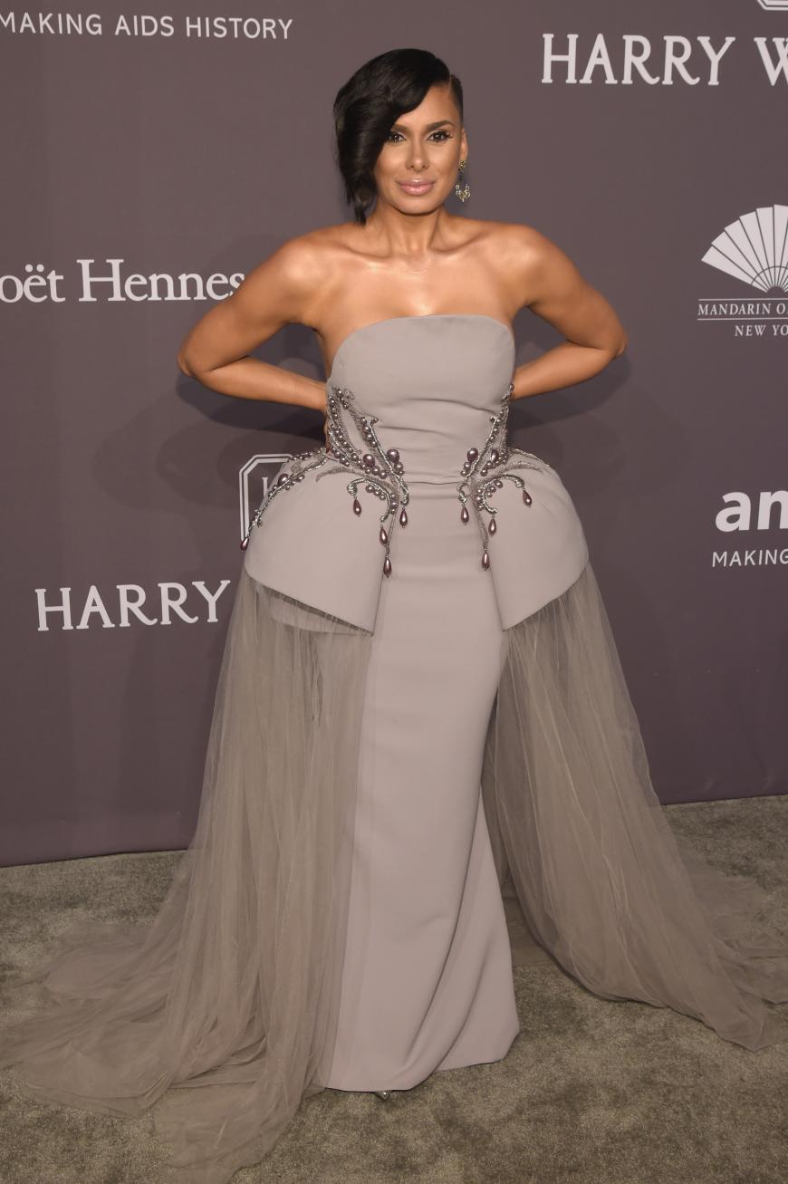 Laura Govans Kleid ist keine gute Wahl, trägt es doch an der Hüfte unvorteilhaft auf. Worst-Dressed-Liste Platz 1 dieser Veranstaltung!