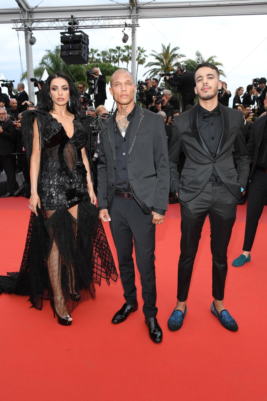 Model Andreea Sasu, Knast-Hottie Jeremy Meeks und Adam Abaida Atarshi besuchen die Eröffnungsfeier gemeinsam und geben in ihren einheitlichen dunklen Outfits ein gutes Bild ab. Meeks soll zuletzt immer wieder turtelnd mit Andreea Sasu gesichtet worden sein - läuft da etwa mehr als nur Freundschaft?