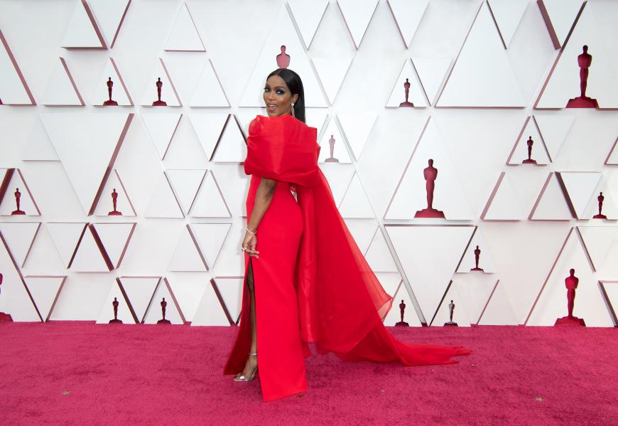 Rot scheint eine DER Farben der 93. Oscars gewesen zu sein: Angela Basset entschied sich für eine Robe von Alberta Ferretti.