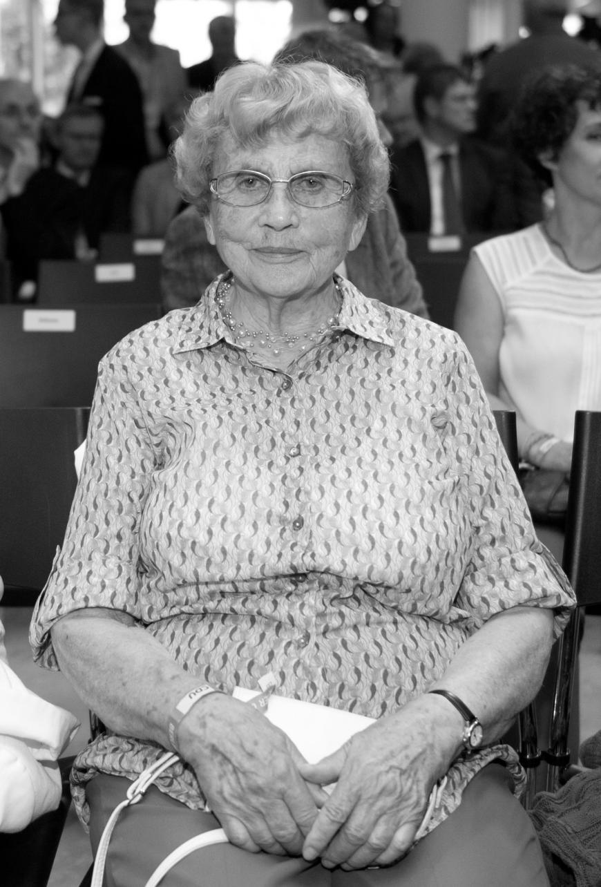Angela Merkel trauert um ihre geliebte Mutter. Wie jetzt bekannt wurde, ist Herlind Kasner bereits Anfang April gestorben. Die ehemalige Latein- und Englischlehrerin wurde 90 Jahre alt.