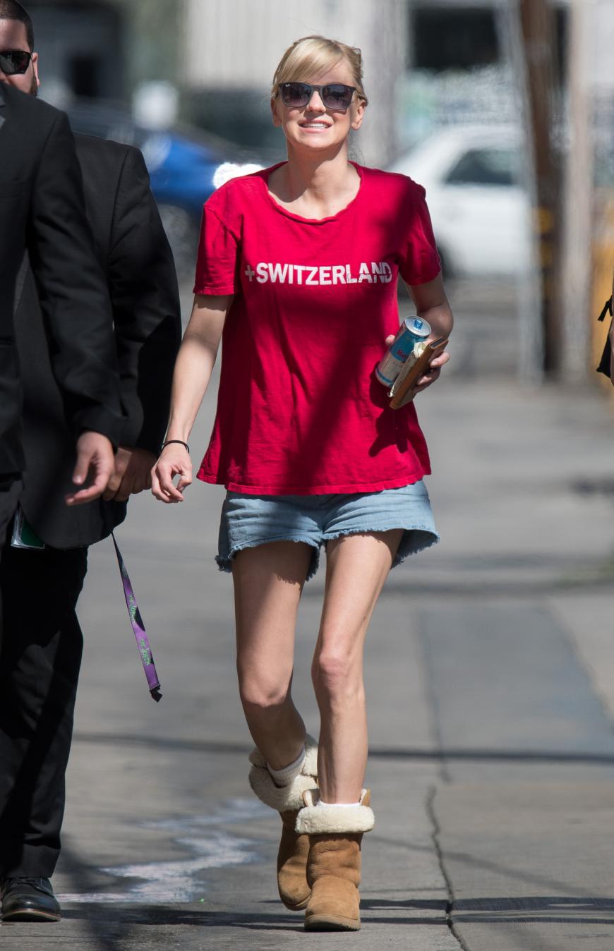 Als Anna Faris am 11. April auf dem Weg zur Talkshow von Jimmy Kimmel in Los Angeles war, fiel auf, wie erschreckend dünn sie ist. Vor acht Monaten hat sie sich von ihrem Ehemann Chris Pratt getrennt. Seitdem, so sieht es aus, scheint sie fast 12 Kilo abgenommen zu haben. Seit der Trennung ist sie mit dem Kameramann Michael Barrett liiert. Glücklich scheint sie aber irgendwie nicht zu sein.