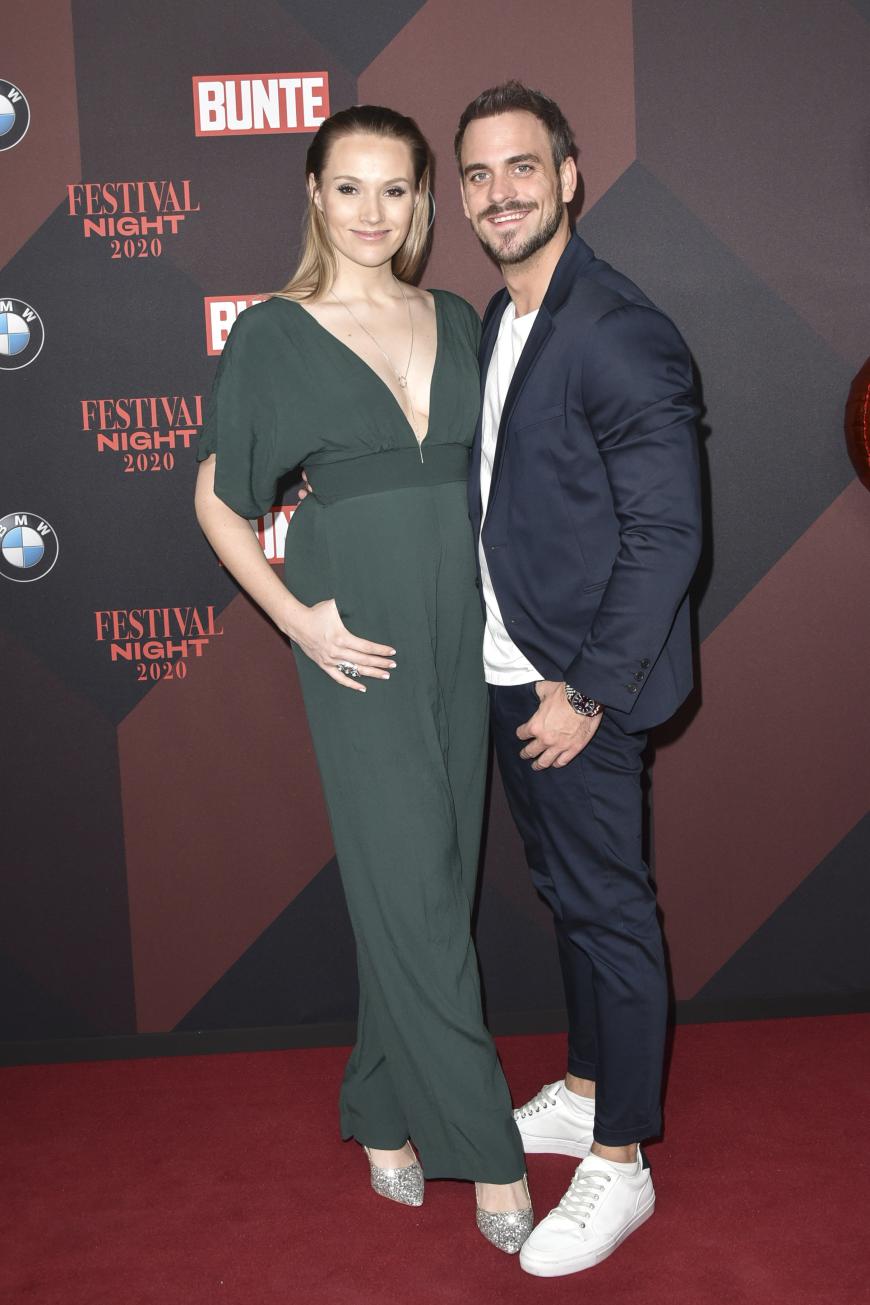 Krass! Erst im Dezember wurden Ex-Bachelorette Anna Hofbauer und Freund Marc Barthel zum ersten Mal Eltern. Auf der 70. Berlinale lief die Blondine aber schon wieder rank und schrank über den Red Carpet.
